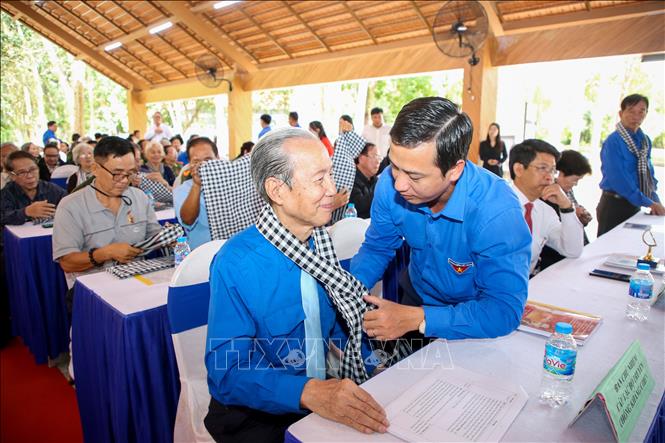 Anh Nguyễn Hải Phú (phải), Phó Chủ tịch Ủy ban MTTQ Việt Nam tỉnh, Bí thư Tỉnh đoàn Tây Ninh, tặng khăn rằn Nam Bộ cho ông Nguyễn Hữu Châu (trái). Ảnh: Giang Phương - TTXVN