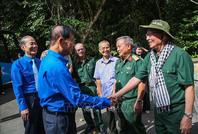 Cuộc hội ngộ đầy xúc động của những đồng đội từng công tác tại Trung ương Cục miền Nam. Ảnh: Giang Phương - TTXVN