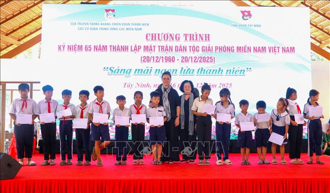 Trao học bổng cho học sinh vượt khó học tốt tại xã Tân Lập, tỉnh Tây Ninh. Ảnh: Giang Phương - TTXVN