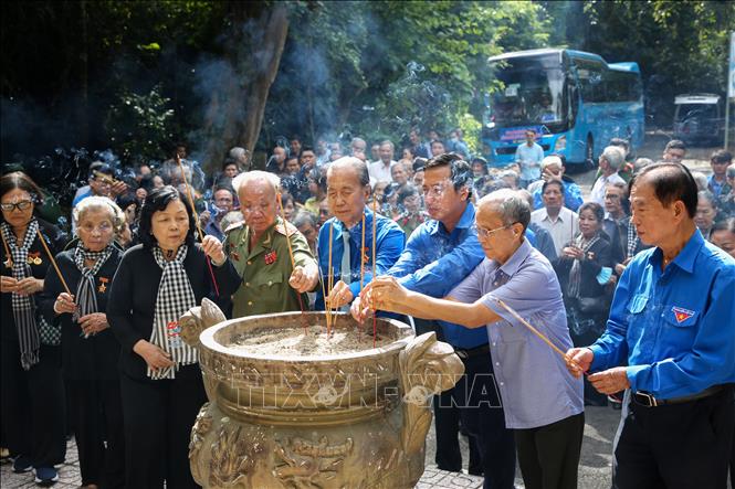 Các đại biểu thắp hương tưởng niệm các Anh hùng liệt sĩ tại Di tích lịch sử Cách mạng miền Nam Căn cứ Mặt trận Dân tộc Giải phóng miền Nam Việt Nam. Ảnh: Giang Phương - TTXVN