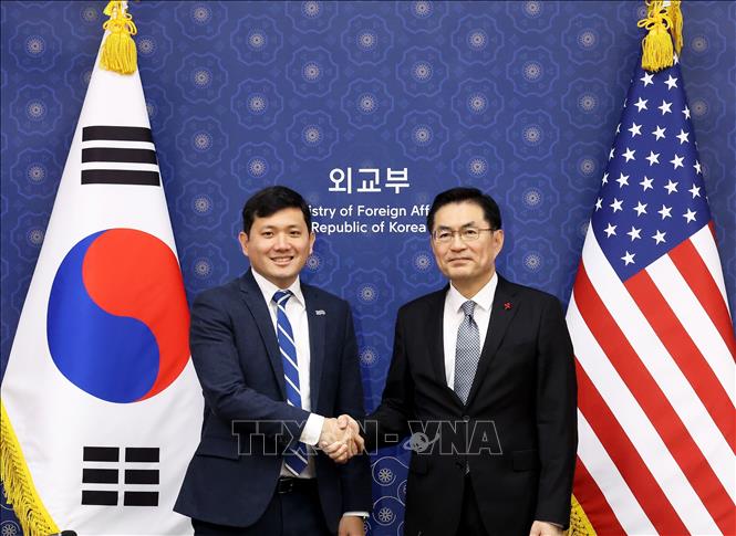 Quyền Đại sứ Mỹ tại Hàn Quốc Kevin Kim (trái) và Thứ trưởng Ngoại giao Hàn Quốc phụ trách vấn đề chiến lược và tình báo Jeong Yeon Doo tại cuộc tham vấn ở Seoul ngày 16/12/2025. Ảnh: Yonhap/TTXVN
