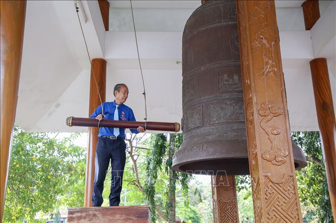 Nghi thức gióng chuông tại lễ viếng các Anh hùng liệt sĩ ở Nghĩa trang Liệt sĩ Đồi 82 Tân Biên, tỉnh Tây Ninh. Ảnh: Giang Phương - TTXVN