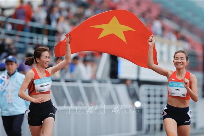 Nguyễn Thị Oanh (phải) xuất sắc giành HCV và Đoàn Thu Hằng giành HCB nội dung 3.000m vượt chướng ngại vật nữ. Ảnh: Minh Quyết - PV TTXVN tại Thái Lan