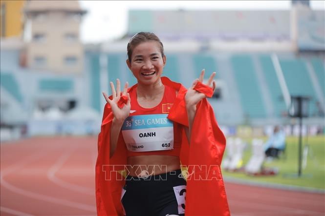 Nguyễn Thị Oanh xuất sắc giành tấm HCV thứ 3 ở SEA Games 33, bên cạnh các nội dung 5000m và 10.000m. Ảnh: Minh Quyết - PV TTXVN tại Thái Lan