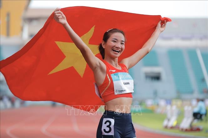 Nguyễn Thị Oanh xuất sắc giành tấm HCV thứ 3 ở SEA Games 33, bên cạnh các nội dung 5000m và 10.000m. Ảnh: Minh Quyết - PV TTXVN tại Thái Lan