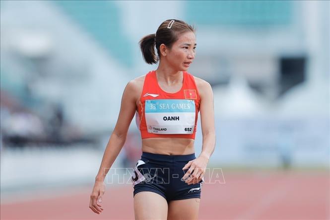 Nguyễn Thị Oanh xuất sắc giành tấm HCV thứ 3 ở SEA Games 33, bên cạnh các nội dung 5000m và 10.000m. Ảnh: Minh Quyết - PV TTXVN tại Thái Lan