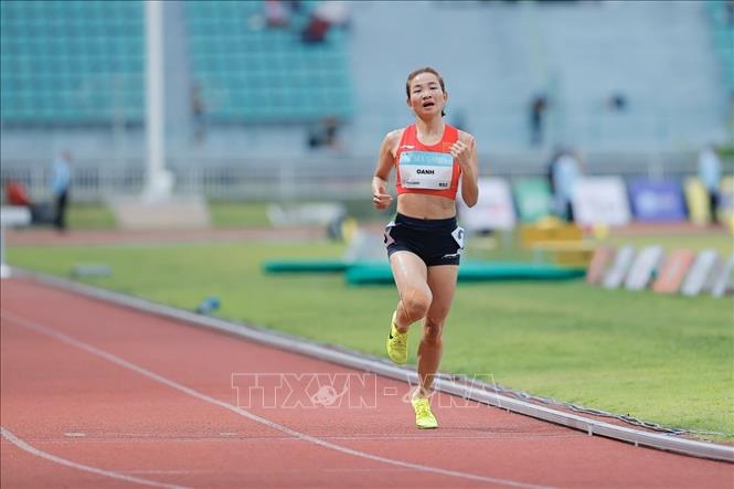 Nguyễn Thị Oanh xuất sắc giành tấm HCV thứ 3 ở SEA Games 33, bên cạnh các nội dung 5000m và 10.000m. Ảnh: Minh Quyết - PV TTXVN tại Thái Lan