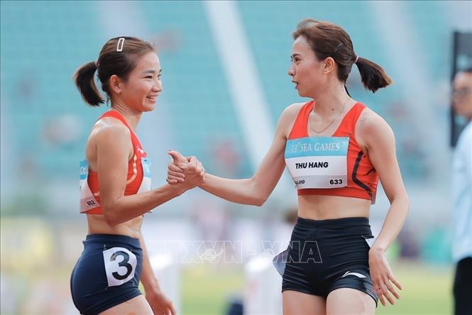 Nguyễn Thị Oanh (trái) xuất sắc giành HCV và Đoàn Thu Hằng giành HCB nội dung 3.000m vượt chướng ngại vật nữ. Ảnh: Minh Quyết - PV TTXVN tại Thái Lan