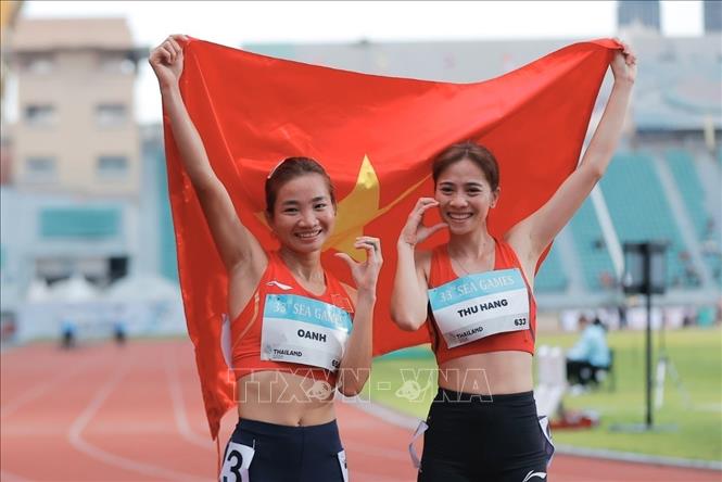 Nguyễn Thị Oanh (trái) xuất sắc giành HCV và Đoàn Thu Hằng giành HCB nội dung 3.000m vượt chướng ngại vật nữ. Ảnh: Minh Quyết - PV TTXVN tại Thái Lan