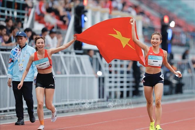 Nguyễn Thị Oanh (phải) xuất sắc giành HCV và Đoàn Thu Hằng giành HCB nội dung 3.000m vượt chướng ngại vật nữ. Ảnh: Minh Quyết - PV TTXVN tại Thái Lan