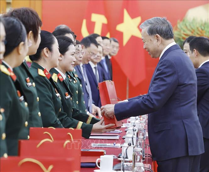 Tổng Bí thư Tô Lâm tặng quà cho các đại biểu. Ảnh: Thống Nhất – TTXVN