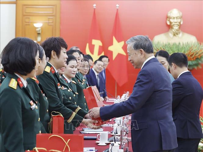 Tổng Bí thư Tô Lâm tặng quà cho các đại biểu. Ảnh: Thống Nhất – TTXVN