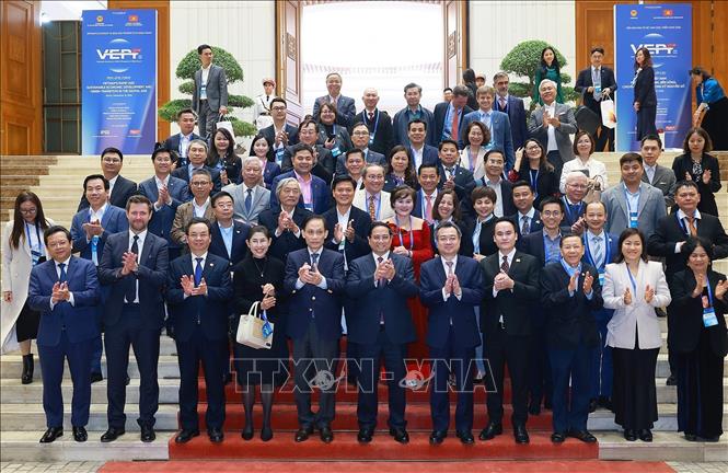 Thủ tướng Phạm Minh Chính với các đại biểu tham dự Diễn đàn Kinh tế Việt Nam 2025, triển vọng 2026. Ảnh: Dương Giang - TTXVN
