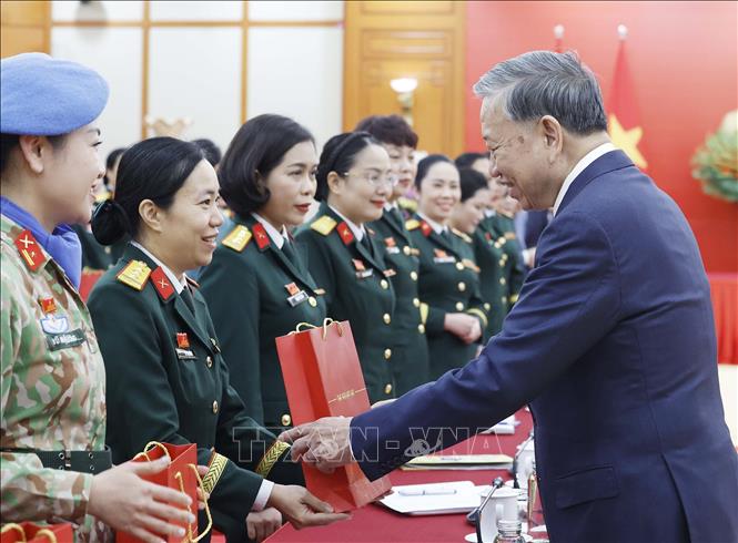 Tổng Bí thư Tô Lâm tặng quà cho các đại biểu. Ảnh: Thống Nhất – TTXVN