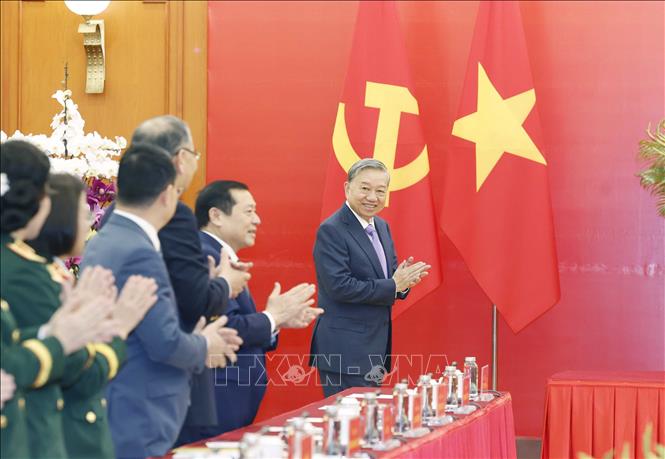 Tổng Bí thư Tô Lâm, Bí thư Quân uỷ Trung ương gặp mặt đoàn đại biểu tiêu biểu dự Đại hội đại biểu phụ nữ Quân đội lần thứ VIII. Ảnh: Thống Nhất – TTXVN