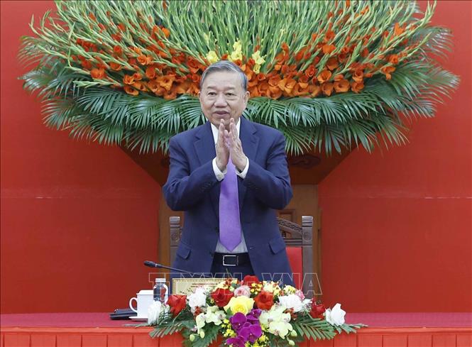 Tổng Bí thư Tô Lâm, Bí thư Quân uỷ Trung ương gặp mặt đoàn đại biểu tiêu biểu dự Đại hội đại biểu phụ nữ Quân đội lần thứ VIII. Ảnh: Thống Nhất – TTXVN