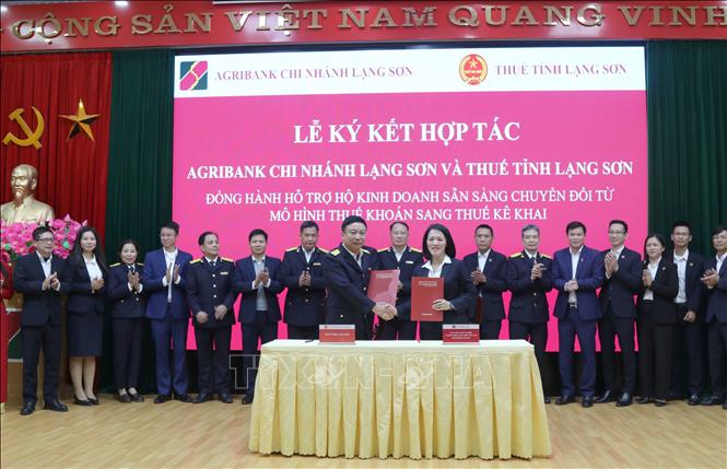 Đại diện Ngân hàng AGRIBANK Việt Nam chi nhánh Lạng Sơn và Thuế tỉnh Lạng Sơn Ký kết thỏa thuận hợp tác. Ảnh: Quang Duy – TTXVN