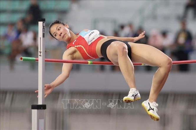 Bùi Kim Anh vượt qua mức xà 1,86m, giành HCV nhảy cao tại SEA Games 33. Ảnh: Minh Quyết - PV TTXVN