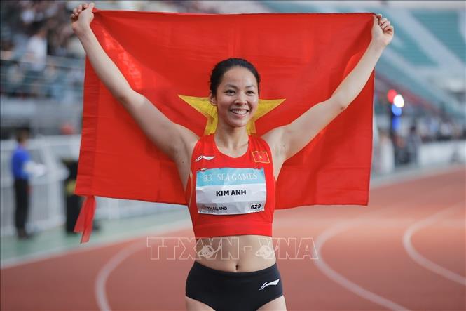 Bùi Kim Anh giương cao lá cờ Tổ quốc sau khi xuất sắc vượt qua mức xà 1,86m tại SEA Games 33. Ảnh: Minh Quyết - PV TTXVN