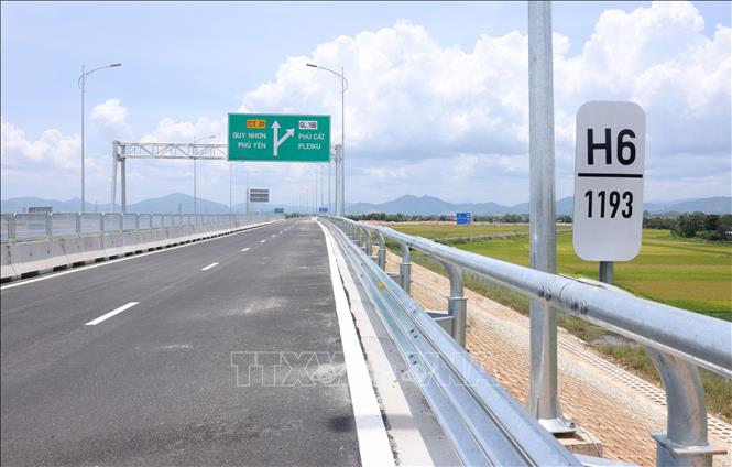 Hệ thống giải phân cách cứng, tôn sóng, đèn chiếu sáng , biển báo đã được lắp đặt đầy đủ trên tuyến sẵn sàng cho ngày thông xe kỹ thuật 19/12. Ảnh: Quốc Khánh - TTXVN