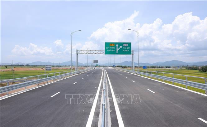 Hệ thống giải phân cách cứng, tôn sóng, đèn chiếu sáng , biển báo đã được lắp đặt đầy đủ trên tuyến sẵn sàng cho ngày thông xe kỹ thuật 19/12. Ảnh: Quốc Khánh - TTXVN