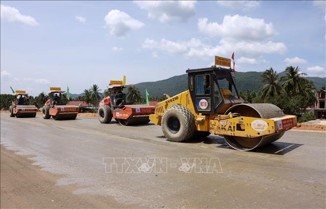 Những mét đường cuối cùng đang được nhà thầu thi công khẩn trương đảm bảo chung tiến độ toàn dự án. Ảnh: Quốc Khánh - TTXVN