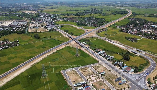 Toàn tuyến cao tốc Hoài Nhơn - Quy Nhơn có 5 nút giao liên thông: nút giao với ĐT.629, nút giao Phù Mỹ, nút giao ĐT.634, nút giao QL19B, nút giao QL19. Ảnh: Quốc Khánh - TTXVN