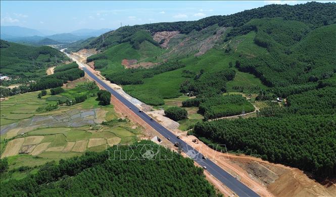 Những mét đường cuối cùng đang được nhà thầu thi công khẩn trương đảm bảo chung tiến độ toàn dự án. Ảnh: Quốc Khánh - TTXVN