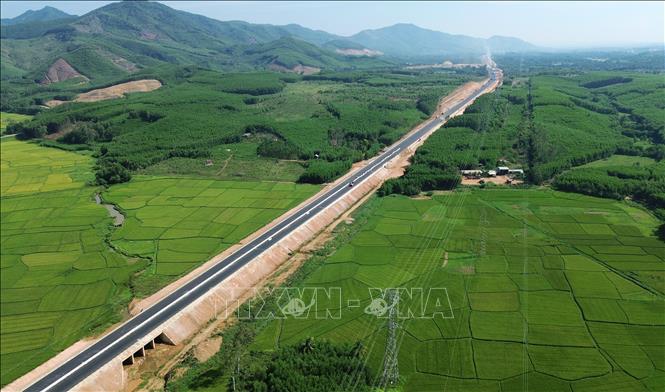 Dự án cao tốc Hoài Nhơn - Quy Nhơn được thông xe kỹ thuật vào ngày 19/12 theo đúng chỉ đạo của Thủ tướng Chính phủ và Bộ Xây dựng. Ảnh: Quốc Khánh - TTXVN