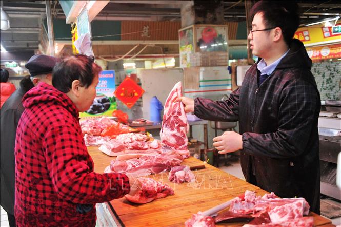 Thịt lợn được bán tại khu chợ ở tỉnh Sơn Đông, Trung Quốc. Ảnh: THX/TTXVN