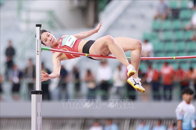 Bùi Kim Anh vượt qua mức xà 1,86m, giành HCV nhảy cao tại SEA Games 33. Ảnh: Minh Quyết - PV TTXVN