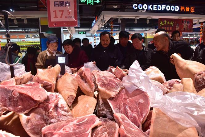 Thịt lợn được bán tại siêu thị ở tỉnh Hà Bắc, Trung Quốc. Ảnh: THX/TTXVN