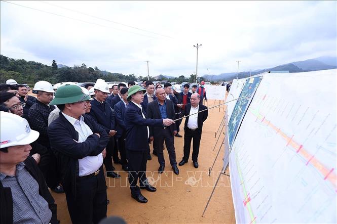 Bí thư Tỉnh ủy Phú Thọ Trương Quốc Huy chỉ đạo đẩy nhanh tiến độ Cao tốc Hòa Bình - Mộc Châu. Ảnh: Thanh Hải - TTXVN