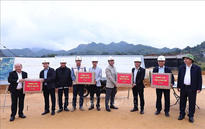 Đoàn công Tỉnh ủy Phú Thọ tặng quà, động viên các đơn vị nhà thầu tại dự án Cao tốc Hòa Bình - Mộc Châu. Ảnh: Thanh Hải - TTXVN