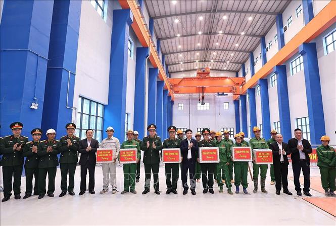 Đoàn công Tỉnh ủy Phú Thọ tặng quà, động viên đơn vị thi công Nhà máy Thủy điện Hòa Bình mở rộng. Ảnh: Thanh Hải - TTXVN
