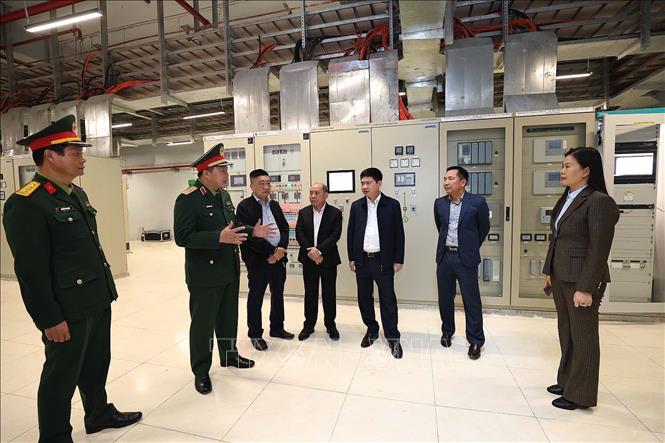 Đơn vị thi công báo cáo công tác chuẩn bị khánh thành Nhà máy Thủy điện Hòa Bình mở rộng. Ảnh: Thanh Hải - TTXVN