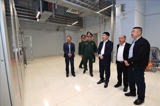 Bí thư Tỉnh ủy Phú Thọ Trương Quốc Huy kiểm tra trang thiết bị Nhà máy Thủy điện Hòa Bình mở rộng. Ảnh: Thanh Hải - TTXVN