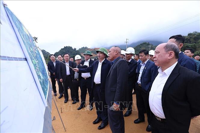 Đoàn công Tỉnh ủy Phú Thọ kiểm tra tiến độ dự án Cao tốc Hòa Bình - Mộc Châu. Ảnh: Thanh Hải - TTXVN