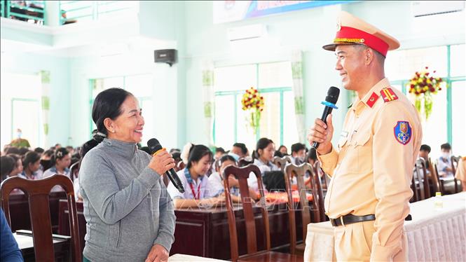 Cán bộ Phòng Cảnh sát Giao thông Công an tỉnh Tây Ninh, tuyên truyền phổ biến các kiến thức pháp luật về an toàn giao thông thủy cho chủ bến phà trên địa bàn xã An Ninh, tỉnh Tây Ninh. Ảnh: Minh Phú – TTXVN