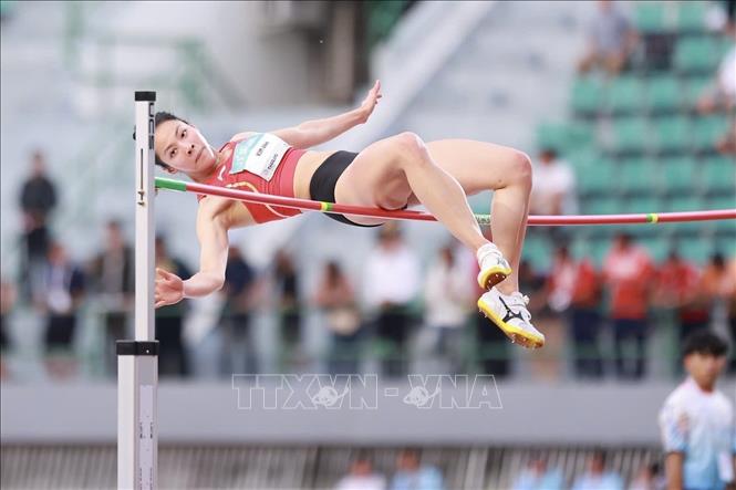 Clearing the 1.86m bar, not only did Bui Thi Kim Anh lock in the gold medal, but she also set a new personal best, revealing her rapid progress and growing maturity on the regional stage. VNA Photo: Minh Quyết