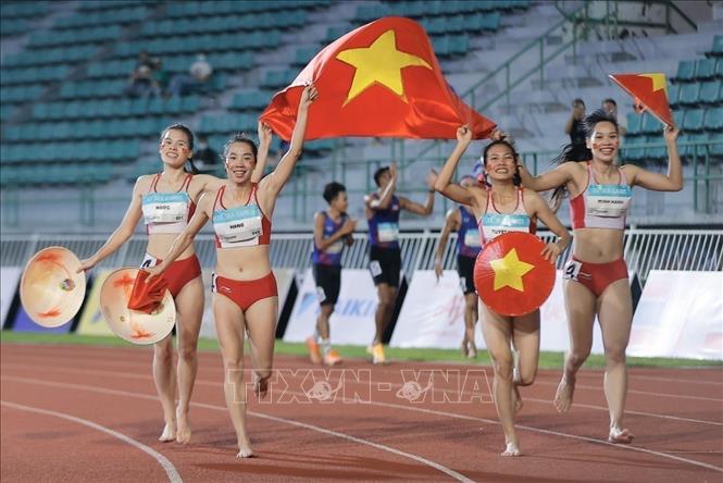 The athletic women’s team, including athletes Hoang Thi Minh Hanh, Le Thi Tuyet Mai, Nguyen Thi Hang, and Nguyen Thi Ngoc, wins the gold medal in the 4x400m relay with a time of 3 minutes 32 seconds 59, far ahead of their two competitors, Thailand and the Philippines. VNA Photo: Minh Quyết