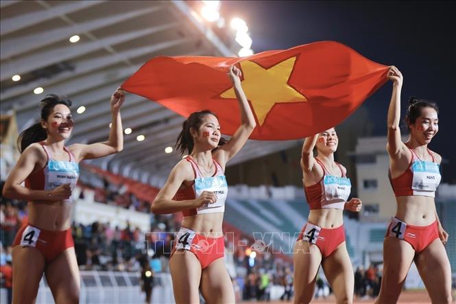 The athletic women’s team, including athletes Hoang Thi Minh Hanh, Le Thi Tuyet Mai, Nguyen Thi Hang, and Nguyen Thi Ngoc, wins the gold medal in the 4x400m relay with a time of 3 minutes 32 seconds 59, far ahead of their two competitors, Thailand and the Philippines. VNA Photo: Minh Quyết