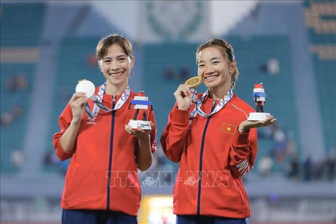 Nguyễn Thị Oanh (phải) thi đấu xuất sắc và giành hat-trick HCV tại SEA Games 33. Ảnh: Minh Quyết - PV TTXVN tại Thái Lan