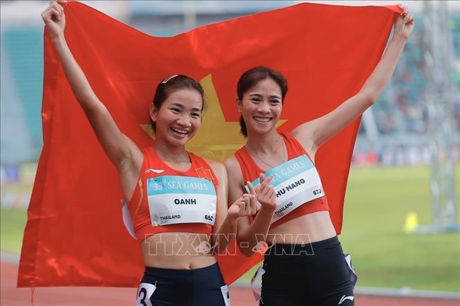 Nguyen Thi Oanh, Vietnam’s leading distance runner, crosses the line first in 10 minutes 13.75 seconds while competing in the women’s 3,000m steeplechase. Runner Doan Thu Hang finishes second to claim the silver medal. VNA Photo: Minh Quyết