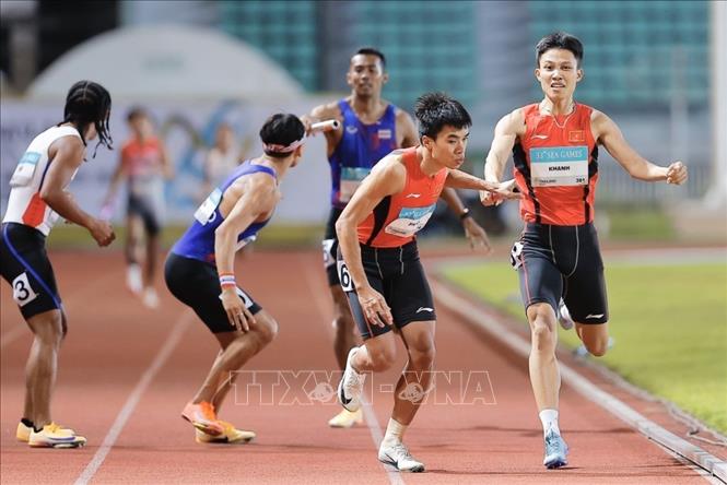 Ở nội dung 4x400m nam, đội điền kinh Việt Nam giành HCB. Ảnh: Minh Quyết - PV TTXVN tại Thái Lan
