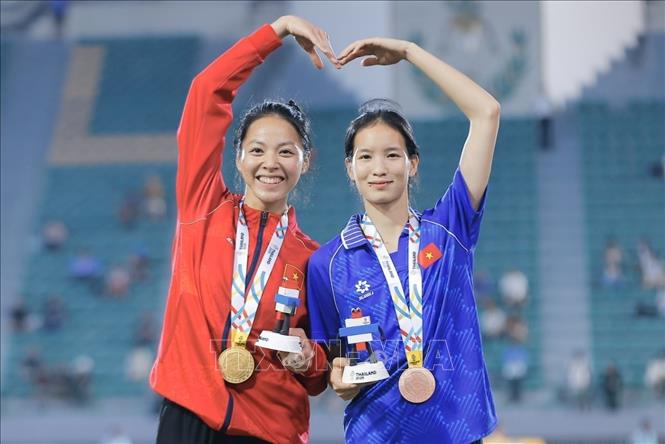 Bùi Thị Kim Anh (trái) giành HCV nhảy cao nữ. Ảnh: Minh Quyết - PV TTXVN tại Thái Lan