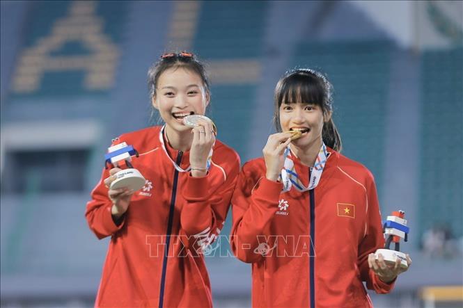 VĐV Trần Thị Loan giành HCV nội dung nhảy xa nữ, Hà Thị Thuý Hằng giành HCB cùng nội dung. Ảnh: Minh Quyết - PV TTXVN tại Thái Lan