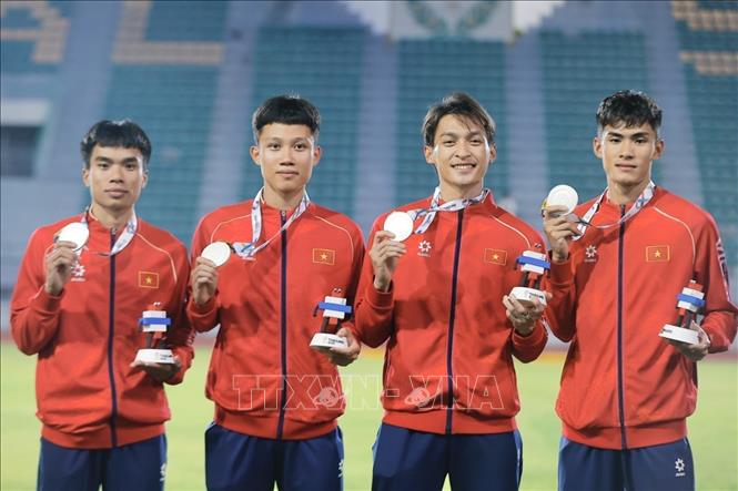 Ở nội dung 4x400m nam, đội điền kinh Việt Nam giành HCB. Ảnh: Minh Quyết - PV TTXVN tại Thái Lan