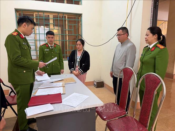 Cơ quan Cảnh sát điều tra Công an tỉnh Cao Bằng thi hành Lệnh khám xét, Lệnh bắt bị can để tạm giam đối với đối tượng Mạc Thị Hồng Hương. Ảnh: TTXVN phát.