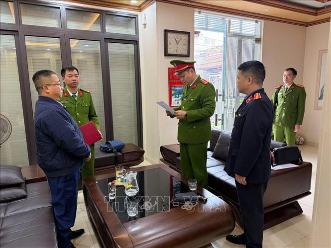 Cơ quan Cảnh sát điều tra Công an tỉnh Cao Bằng thi hành các Lệnh khám xét, Lệnh bắt bị can để tạm giam đối với đối tượng Lâm Văn Tân. Ảnh: TTXVN phát.